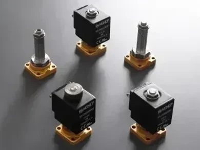 ELECTROVÁLVULAS DE ACCIONAMIENTO DIRECTO CON FIJACIÓN DE BRIDA Y CUERPO DE LATÓN CW510L - OPERADOR 13 mm